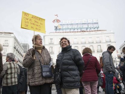 Concentración en Madrid para exigir mejoras en la renta mínima.