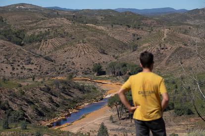 El río Tintillo, de llamativo color cobrizo y que nace en la falda de las escombreras de Riotinto, la semana pasada.