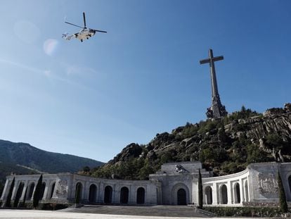 Vista del helicóptero que traslada los restos de Francisco Franco tras su exhumación del Valle de los Cuelgamuros camino del cementerio de El Pardo-Mingorrubio para su reinhumación.