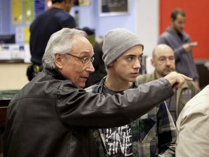 Jordi Cadena, en el rodaje, junto al adolescente Igor Szpakowski.