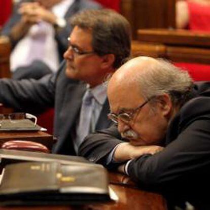 El presidente de la Generalitat, Artur Mas(i), acompañado del conseller de Economía, Andreu Mas Colell, durante un pleno extraordinario de control al Govern