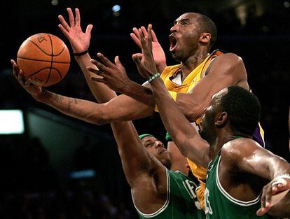 Kobe Bryant salta a canasta ante la oposición de Paul Pierce (i) y Al Jefferson, de los Boston Celtics, el 22 de febrero de 2007.