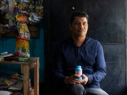 Félix Cabrera, portador del VIH desde 2000, sostiene un frasco con el medicamento para controlar el virus, el 24 de noviembre de 2022, en Ciudad de Guatemala.