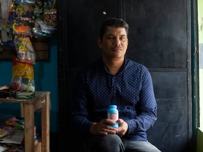 Félix Cabrera, portador del VIH desde 2000, sostiene un frasco con el medicamento para controlar el virus, el 24 de noviembre de 2022, en Ciudad de Guatemala.