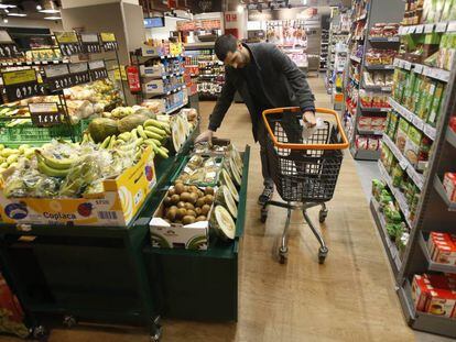 Un cliente en el área de frutería de un supermercado Dia en Madrid.