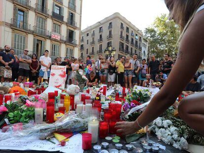 Velas y flores en La Rambla, en homenaje a las víctimas.