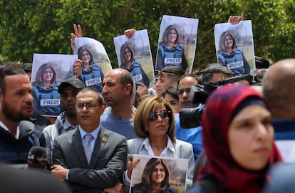 Miembros de la prensa protestan en Nablús, Cisjordania, por el asesinato de la periodista de la cadena Al-Jazeera Shireen Abu Akleh por soldados israelís. La imagen es del pasado 11 de mayo.