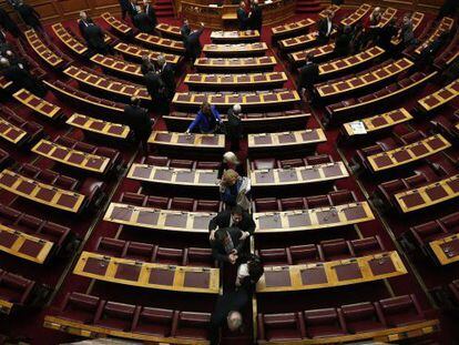 Varios diputados griegos salen del Parlamento tras la votaci&oacute;n de la pasada semana.