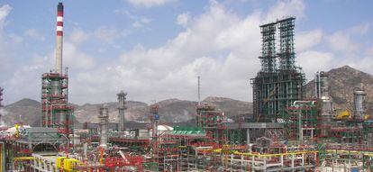 Los cogeneradores de las refinerías (en la imagen, la de Repsol en Cartagena) son de los más afectados.