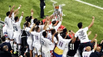 Los jugadores del Real Madrid levantan la Copa de Europa.