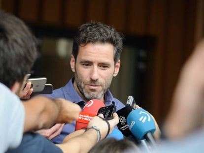 El portavoz del PP en el Parlamento Vasco, Borja Sémper, atiende a los medios de comunicación, este viernes en Vitoria (Álava).