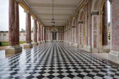 El peristilo del Grand Trianon, uno de los palacetes construidos dentro del recinto de Versalles. 