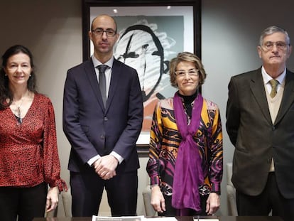 Elena Ordozgoiti, jefa de servicio de agroalimentación de la Asociación Española de Normalización UNE; Rodrigo Fernández, miembro de la junta directiva la Unión de Promotores y Empresarios del Vapeo (UPEV); Ángeles Muntadas-Prim, presidenta de la Asociación Española de Usuarios de Vaporizadores Personales (Anesvap), y Ángel González Ureña, catedrático de Química de la Universidad Autónoma de Madrid. p