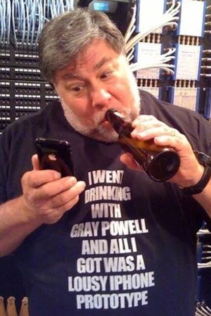 Wozniak, fundador de Apple, ironiza sobre la pérdida de un prototipo de iPhone 4 en una cervecería.