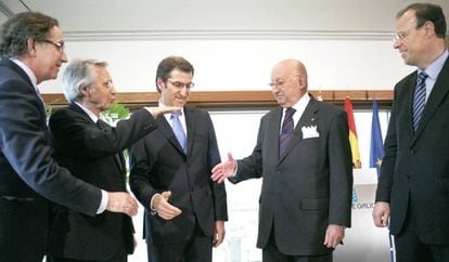 Feijóo celebra la fusión de las cajas gallegas en 2010 junto a sus gestores.
