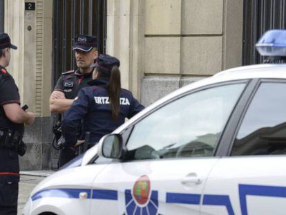 Varios agentes investigan dos muertes en Vitoria.