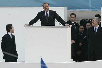 Silvio Berlusconi, con sus socios Gianfranco Fini (izquierda) y Pier Fernando Casini, en su último mitin ayer en Nápoles.