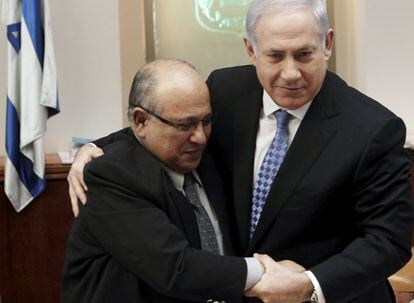 Meir Dagan, exdirector del Mosad, a la izquierda, junto al primer ministro israel&iacute;, Benjamin Netanyahu, en 2011.