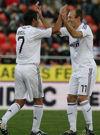 Raúl y Robben celebran un gol