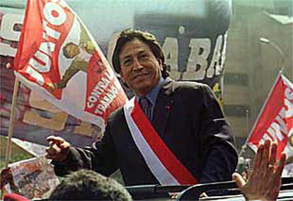 <font size="2"><b>Alejandro Toledo asume la presidencia de Perú</font></b><p>Alejandro Toledo, ayer tras ser investido presidente de Perú.