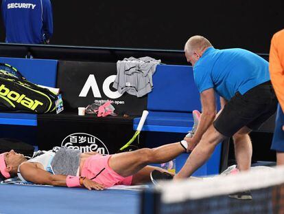 Nadal es atendido durante el partido contra Cilic.