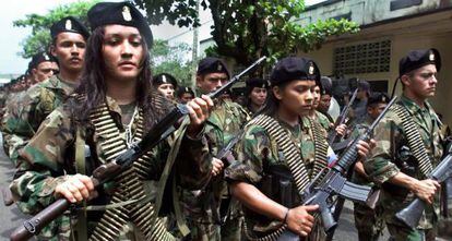 Las FARC en un desfile militar en febrero de 2001.