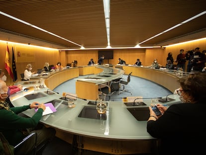 Representantes del Gobierno, los sindicatos y la patronal, en una reunión de la Mesa de Diálogo Social en marzo.