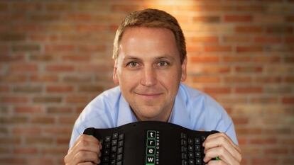Mark Parker, creador del nuevo teclado muestra la parte inferior.