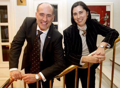 Iñaki Goirizelaia y Marisol Esteban posan antes del inicio del debate en el hotel de Bilbao en que se celebró.