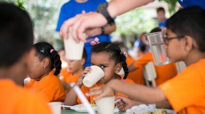Niños y niñas en el comedor social del casal de la fundación Pere Tarrés.