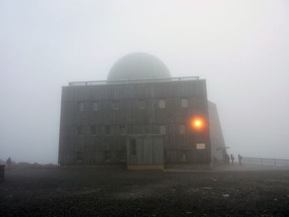 Vista del museo Brockenhaus, en la cumbre de la montaña, cubierto por la niebla, y donde conocerá la fauna y flora de la zona, las actividades de espionaje de la Stasi y las primeras infraestructuras de telecomunicaciones.