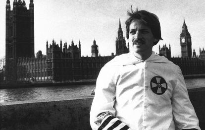 Duke, vestido con el uniforme del Ku Klux Klan, en 1978 en Londres, que logró visitar pese a tener prohibida su entrada