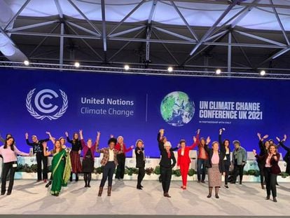 Varias mujeres, incluida la ministra española de Transición, Teresa Ribera, en la cumbre del clima COP26.