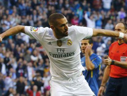 Karim Benzema celebra su segundo gol al Getafe.