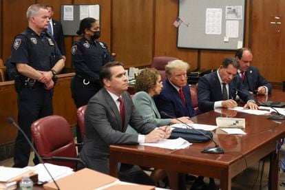 El expresidente Donald Trump,  junto al equipo legal que le defiende por el 'caso Stormy Daniels'  ante un tribunal de Manhattan.