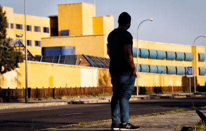 Un inmigrante que pasó por el centro de internamiento de extranjeros (CIE) de Aluche posa frente a su fachada.