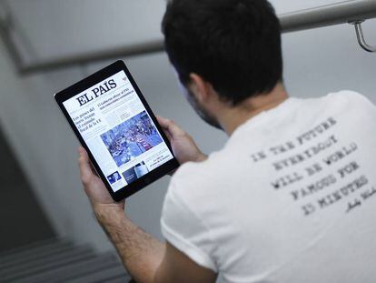 Un lector consulta EL PAÍS desde la tableta.