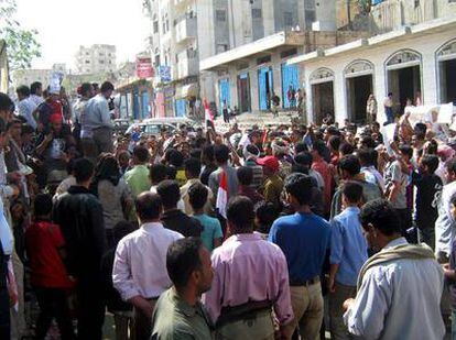 Imagen de una concentración antigubernamental en Adén (sur de Yemen) donde hoy han muerto dos personas después de que la policía abriera fuego para dispersar una concentración de medio millar de personas.