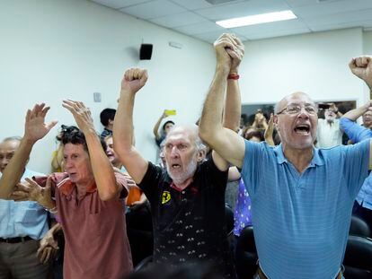 Luis Casco, Carlos Casco y Bernardo Penayo, víctimas del torturador, celebran la sentencia, en Asunción (Paraguay), el 20 de febrero.