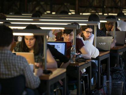 Estudiantes en la biblioteca del edificio historico de la UB.