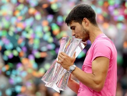 Carlos Alcaraz posa con el trofeo de campeón, el domingo en Indian Wells.