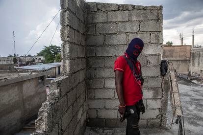 Un pandillero, con pasamontañas y armado en el barrio Portail Leogane de Puerto Príncipe.