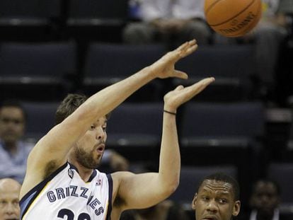 Marc Gasol pasa el bal&oacute;n bajo la defensa de un jugador de Philadelphia 76ers.