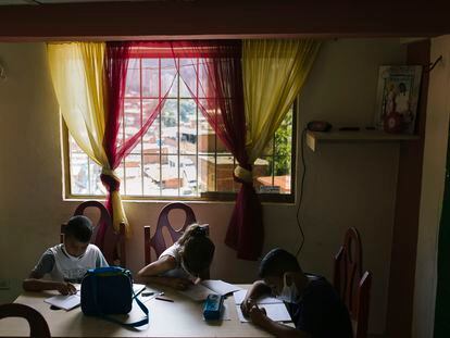 Niños practican fracciones en la escuela improvisada por Iris Pellicer en el barrio José Félix Ribas de Petare, Caracas.