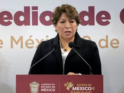 La gobernadora Delfina Gómez, habla durante una conferencia de prensa hoy, en la Secretaria de Seguridad de la ciudad de Toluca, Estado de México (México).