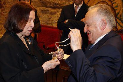 Nélida Piñón recibe la medalla de manos del presidente de la Academia.