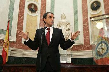 El jefe del Ejecutivo, José Luis Rodríguez Zapatero, durante su declaración institucional en el vestíbulo del Congreso.