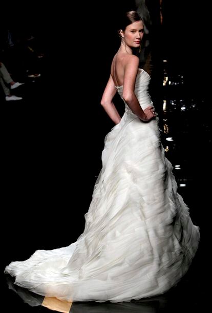 Uno de los modelos de novia de la colección de la diseñadora Rosa Clará, que ha abierto con su desfile la 21ª edición de la Barcelona Bridal Week,