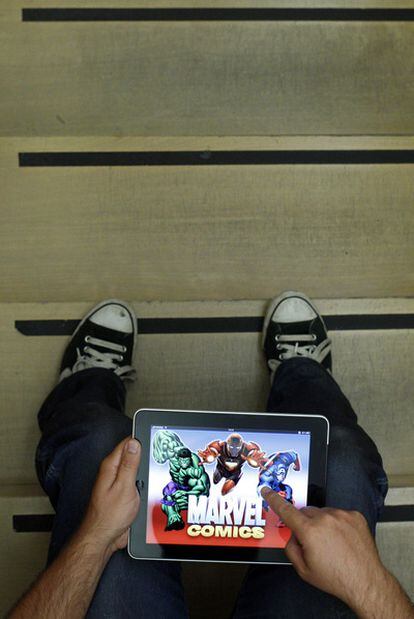 Un aficionado disfruta de la aplicación de la Marvel Comics en su iPad.