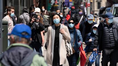 Gente caminando este lunes por una calle de Nueva York.